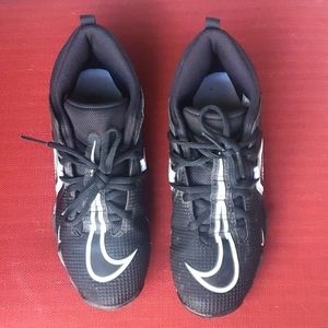 Boys football cleats, Nike, 4 youth, black & white